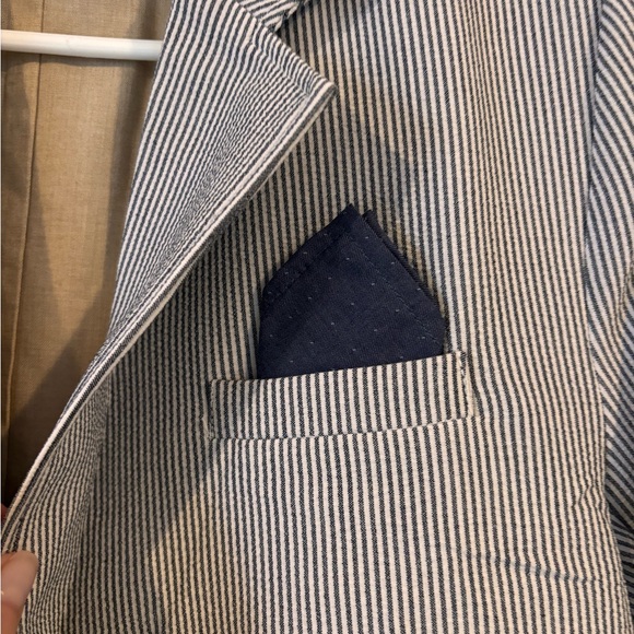 NWT boys size 16 seersucker blazer, fully lined & includes a navy pocket square - Picture 2 of 7